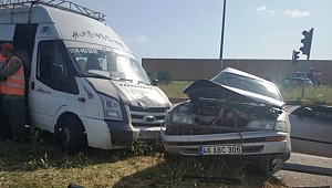  KAHRAMANMARAŞ'TA MİNİBÜS İLE OTOMOBİL ÇARPIŞTI: 5 YARALI 