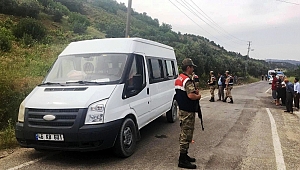 LASTİĞİ PATLAYAN OKUL SERVİSİ ELEKTRİK DİREĞİNE ÇARPTI: 1 ÖLÜ, 1 YARALI 