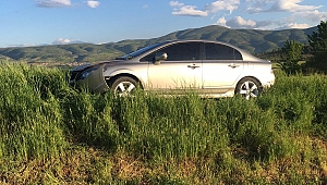 OTOMOBİL TARLAYA YUVARLANDI, 1 YARALI 