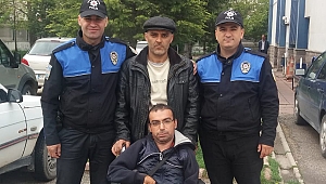 POLİSTEN ENGELLİ VATANDAŞA TEKERLEKLİ SANDALYE HEDİYESİ 