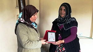 VEFAT EDEN ÖNDER ÇİFTÇİNİN EŞİNE TEŞEKKÜR PLAKETİ