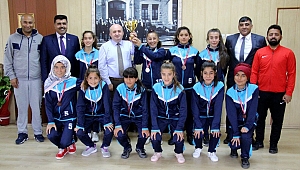 YILDIZ KIZLAR KUPALARIYLA ZİYARETE GELDİ 