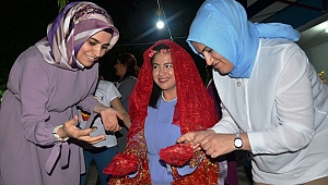 AMERİKALI GELİNE KINA GECESİ 