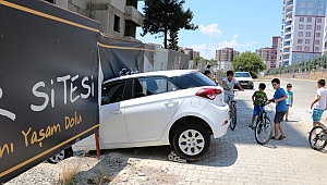 FRENİ BOŞALAN SÜRÜCÜSÜZ OTOMOBİL İNŞAAT DUVARINA ÇARPTI 