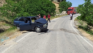 İKİ OTOMOBİL KAFA KAFAYA ÇARPIŞTI: 13 YARALI 