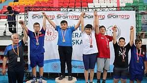 KÜÇÜK MİNİKLER SERBEST GÜREŞ ŞAMPİYONASI SONA ERDİ 