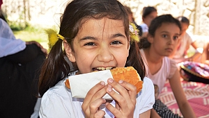 KUR’AN KURSU ÖĞRENCİLERİNE KÖFTE EKMEK İKRAMI 
