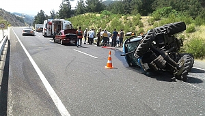 LASTİĞİ PATLAYAN OTOMOBİL TRAKTÖRE ÇARPTI: 4 YARALI 