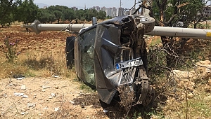 OTOMOBİL ELEKTRİK DİREĞİNE ÇARPTI: 3 YARALI 