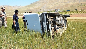 OTOMOBİL TARLAYA DEVRİLDİ: 4 YARALI 