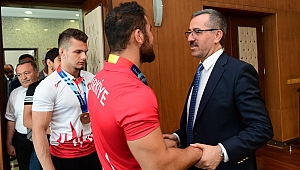 ŞAMPİYON GÜREŞÇİLERDEN BAŞKAN GÜNGÖR’E ZİYARET
