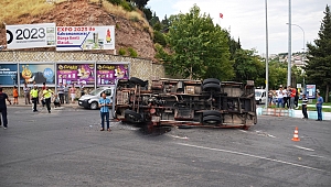DEVRİLEN KAMYONU VİNÇ KALDIRAMAYINCA VATANDAŞ YARDIM ETTİ 