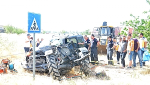 KAHRAMANMARAŞ’TA HAFİF TİCARİ ARAÇLA TRAKTÖR ÇARPIŞTI: 2 ÖLÜ, 1 YARALI 