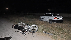 KAHRAMANMARAŞ'TA MOTOSİKLET İLE OTOMOBİL ÇARPIŞTI: 1’İ AĞIR 2 YARALI