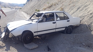 LASTİĞİ PATLAYAN OTOMOBİL TAKLA ATTI: 2 YARALI 