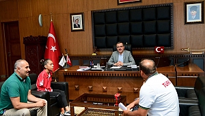 MİLLİ YÜZÜCÜ ÖZTÜRK’TEN BAŞKAN GÜNGÖR’E ZİYARET