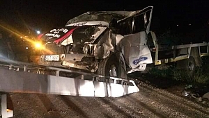 OTOMOBİL TAŞIYAN ÇEKİCİ DEVRİLDİ: 1 ÖLÜ, 2 YARALI 
