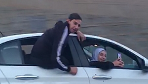 OTOMOBİLİN CAMINDA TEHLİKELİ YOLCULUK 