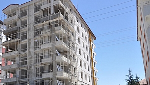 SIVACININ, ÜZERİNE DÜŞTÜĞÜ İSKELE HAYATINI KURTARDI 