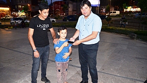 YOLDA BULDUĞU CEP TELEFONUNU TESLİM EDEN 5 YAŞINDAKİ ÇOCUK, GÖNÜLLERİ FETHETTİ 