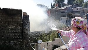 3 AHŞAP BİNA YANGINDA KÜL OLDU 