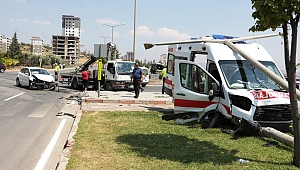 AMBULANS İLE OTOMOBİL ÇARPIŞTI: 4 YARALI 