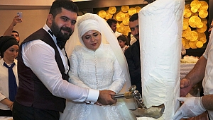 GENÇ ÇİFT, DÜĞÜNDE PASTA YERİNE MARAŞ DONDURMASI KESTİ 