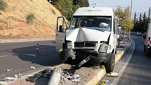 KAHRAMANMARAŞ'TA FABRİKA SERVİSİ AYDINLATMA DİREĞİNE ÇARPTI: 6 YARALI