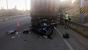 KAMYONA ÇARPAN MOTOSİKLETLİ HAYATINI KAYBETTİ 