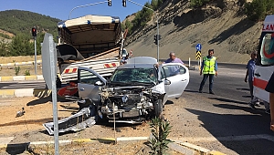 KAMYONET İLE OTOMOBİL ÇARPIŞTI: 5 YARALI 