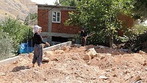 KIZ KARDEŞLER İNŞAATTA ÇALIŞIYOR 