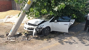 OTOMOBİL, ELEKTRİK DİREĞİNE ÇARPTI: 1 YARALI 
