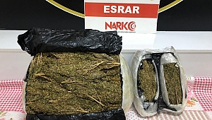 POLİSTEN KAÇAN ŞÜPHELİLERİN OTOMOBİLİNDEN 12,5 KİLO UYUŞTURUCU ÇIKTI