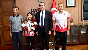 BAŞKAN GÜNGÖR ŞAMPİYON SEVİLAY İLE BİR ARADA