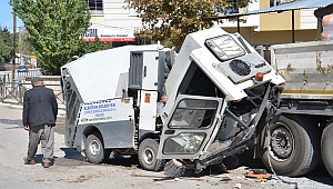 FRENİ BOŞALAN TEMİZLİK ARACI TIRA ÇARPTI!