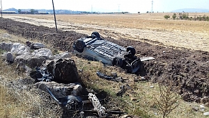 HAFİF TİCARİ ARAÇ TAKLA ATTI: 2 YARALI!