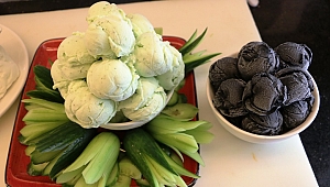 KAHRAMANMARAŞ’TA SALATALIKLI DONDURMA ÜRETİLDİ 