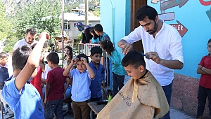ÖĞRENCİLERİN SAÇLARINA GÖNÜLLER MAKAS ATTI 