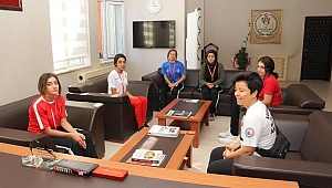 ŞAMPİYON WUSHU SPORCULARINDAN İL MÜDÜRÜ KABAKCIYA ZİYARET