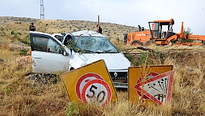 TAKLA ATAN OTOMOBİLDEKİ 4 KİŞİ YARALANDI 