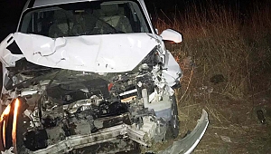 HAFİF TİCARİ ARAÇ TRAKTÖRE ÇARPTI: 3 YARALI!