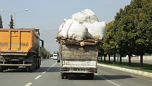 KAHRAMANMARAŞ’TA YÜK SINIRINI AŞAN KAMYONETİN TEHLİKELİ YOLCULUĞU
