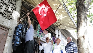 MAHALLE ESNAFINDAN HAREKATA TÜRK BAYRAKLI DESTEK