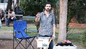 MİDYE SATARAK OKUL HARÇLIĞINI ÇIKARIYOR
