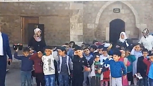 MİNİK ÖĞRENCİLERDEN MEHMETÇİĞE DUA