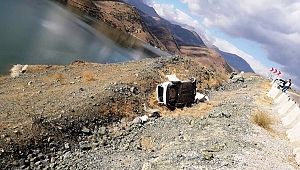 OTOMOBİL BARAJ GÖLÜNE DÜŞMEKTEN SON ANDA KURTULDU!