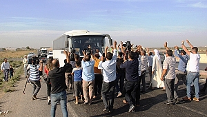 VATANDAŞLARDAN SINIRA GİDEN ASKERLERE SEVGİ SELİ