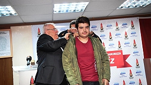 BAŞKAN MAHÇİÇEK 'GÖNÜLLERİ GİYDİRİYOR'