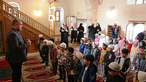 ÇOCUKLARDAN MİNARESİNDE 100 YILLIK PATLAMAMIŞ TOP MERMİSİ BULUNAN CAMİYE ZİYARET