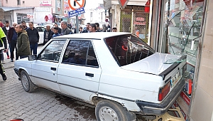 El Freni Çekilmeyen Otomobil İş Yerine Girdi